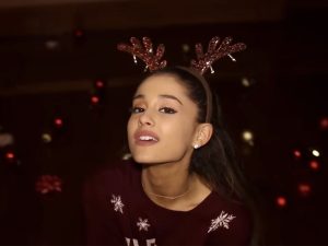 Ariana Grande lanza versión navideña de su single "Santa Tell Me": ¿Dónde escucharlo?