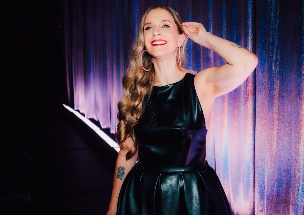 Alison Mandel estrena su nuevo especial de comedia "Sugarmami" en Prime Video