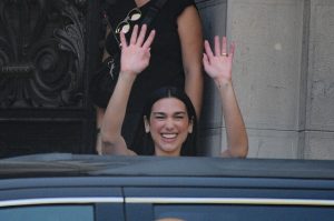 Dua Lipa es captada saliendo del Club de la Unión de Santiago: Revisa el video acá