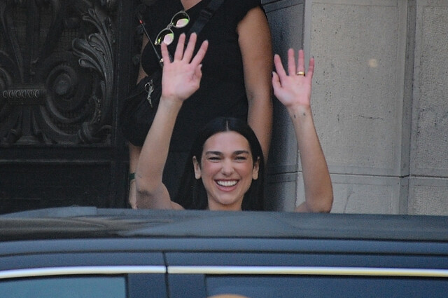 Dua Lipa es captada saliendo del Club de la Unión de Santiago: Revisa el video acá