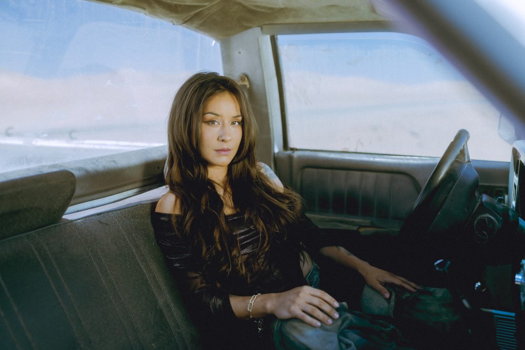 Denise Rosenthal lanza "Oro negro", tema principal de la película chilena Oro amargo