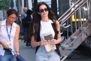 Anne Hathaway revela el primer vistazo oficial de “El Diablo Viste a la Moda 2”