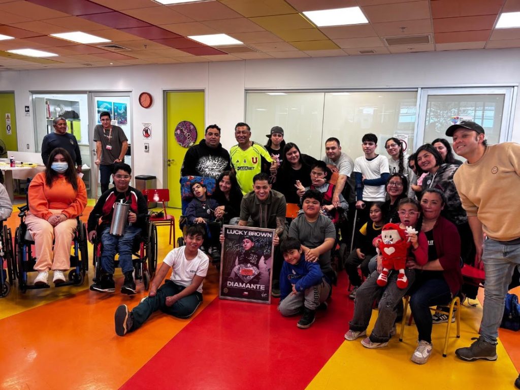 Lucky Brown visitó la Teletón, conoció la institución y entregó un valioso aporte en apoyo a la rehabilitación de niños y jóvenes