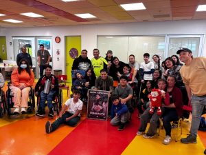 Lucky Brown visitó la Teletón, conoció la institución y entregó un valioso aporte en apoyo a la rehabilitación de niños y jóvenes