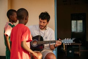 SEBASTIÁN YATRA ESTRENA EL VÍDEO DE "AMEN", UNA INVITACIÓN A LA EMPATÍA Y A CONECTAR DESDE EL CORAZÓN