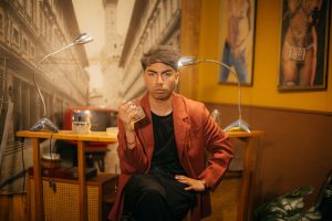 Chico de Neón presenta “En el corazón del bar”, su álbum más íntimo y urbano