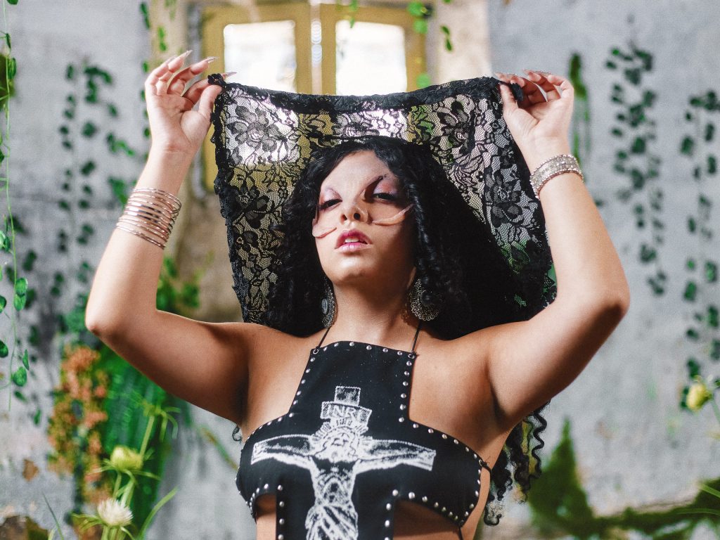 Uh Café: MAW introduce a “Cora”, el alter ego que revela su lado más íntimo