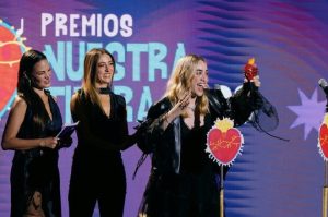 ELA TAUBERT DEBUTA SU SENCILLO INÉDITO “HASTA EL FIN DEL MUNDO” EN PREMIOS NUESTRA TIERRA 2026 Y GANA ‘MEJOR ARTISTA POP FEMENINA’